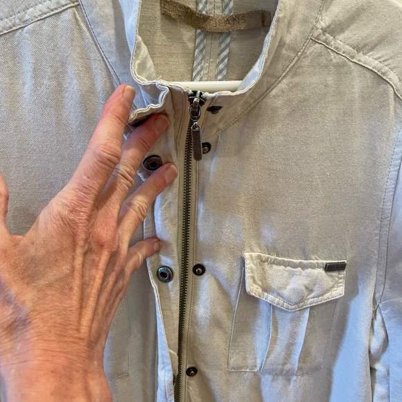 light taupe/cream colored summer linen jacket. Sleeves adjustable with snaps. - Picture 4 of 6